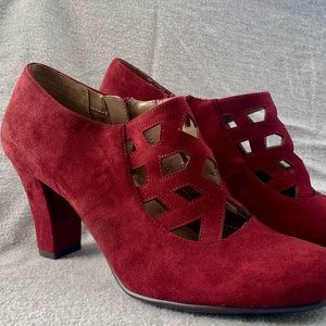 Aerosole Heelrest women’s faux-suede heel
